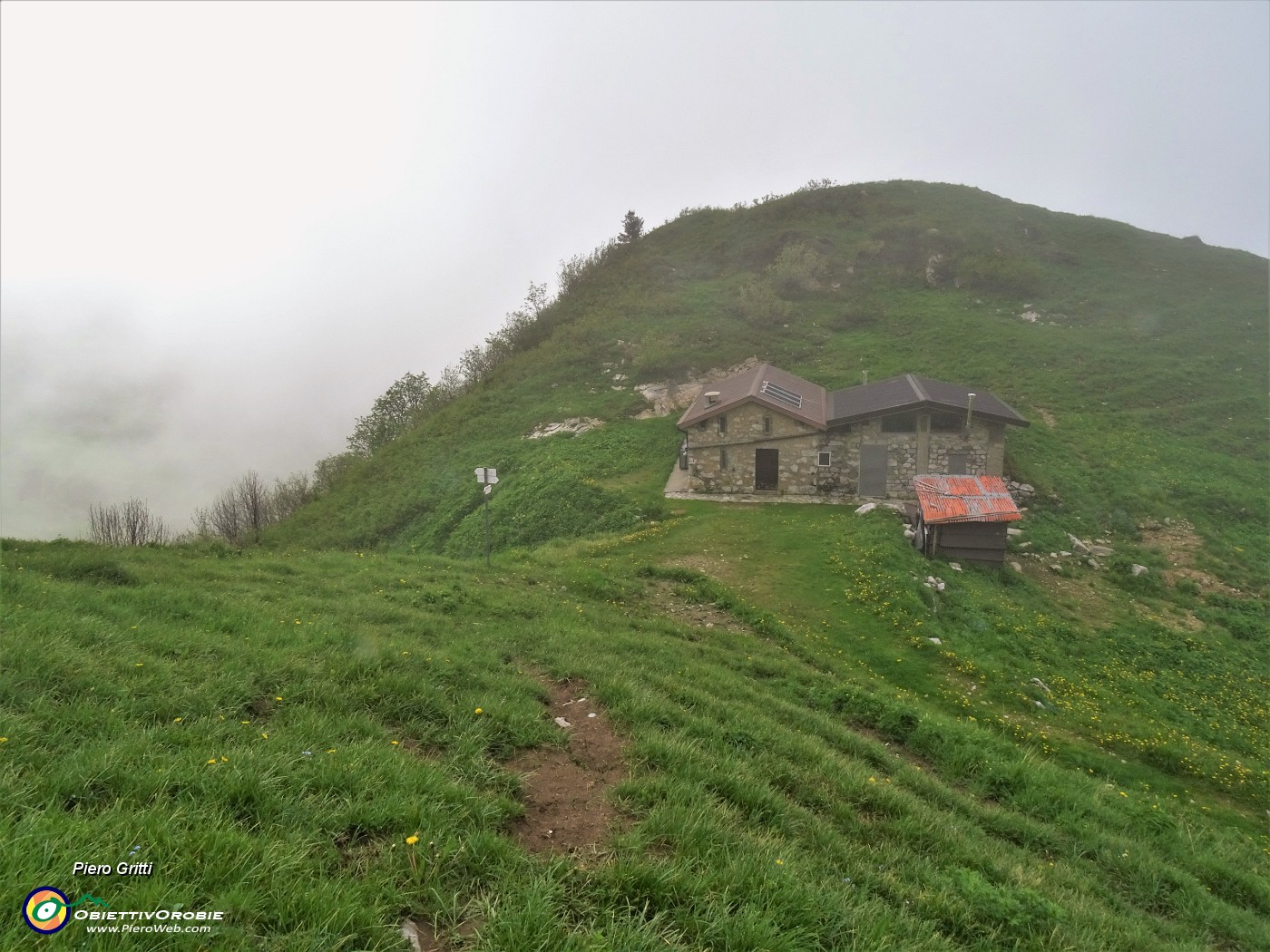 47 Baita Zuccone come tutto il resto ...nella nebbia.JPG